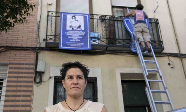 El Beso/Toxic Lesbian, colocación de las lonas en Topete. 22 septiembre 2018.