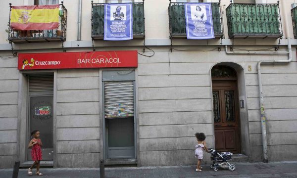 El Beso/Toxic Lesbian, colocación de las lonas en Topete. 22 septiembre 2018.